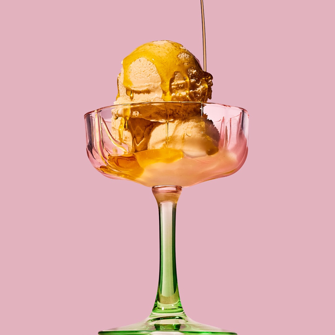 Doce oil drizzled over a scoop of ice cream in a stylish glass, showcasing its sweetness and versatility.